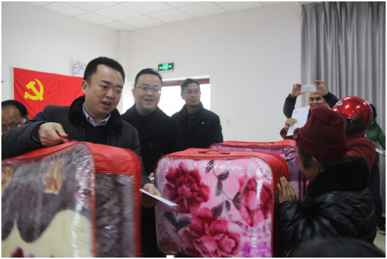 迎新春送温暖伟德国际1946源于英国集团到九岭村开展慰问活动