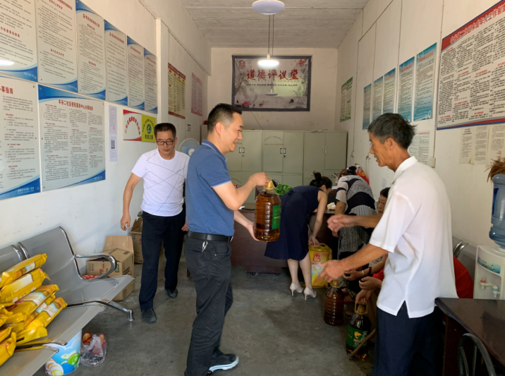 走访慰问老党员  倾听民生传党音