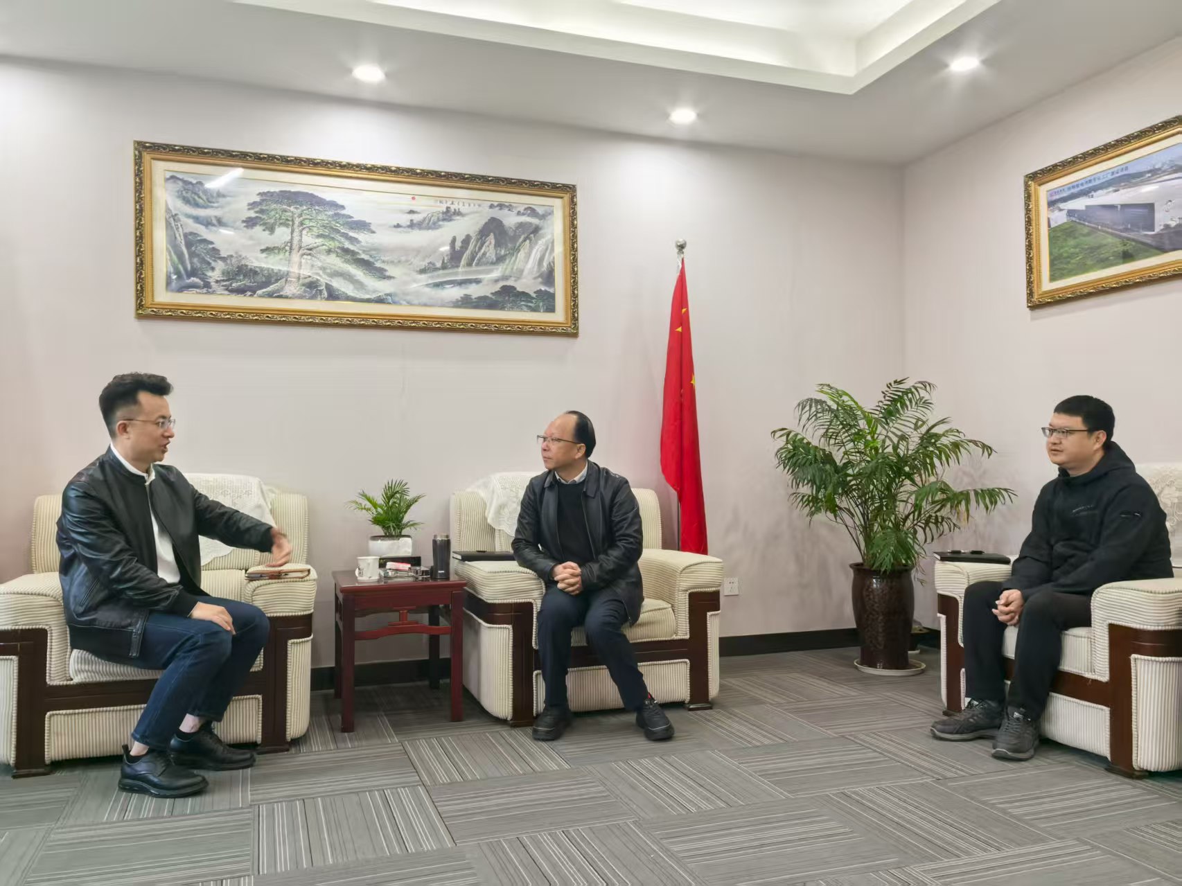 伟德国际1946源于英国担保公司与绵阳担保协会开展交流座谈 凝心聚力共促行业高质量发展